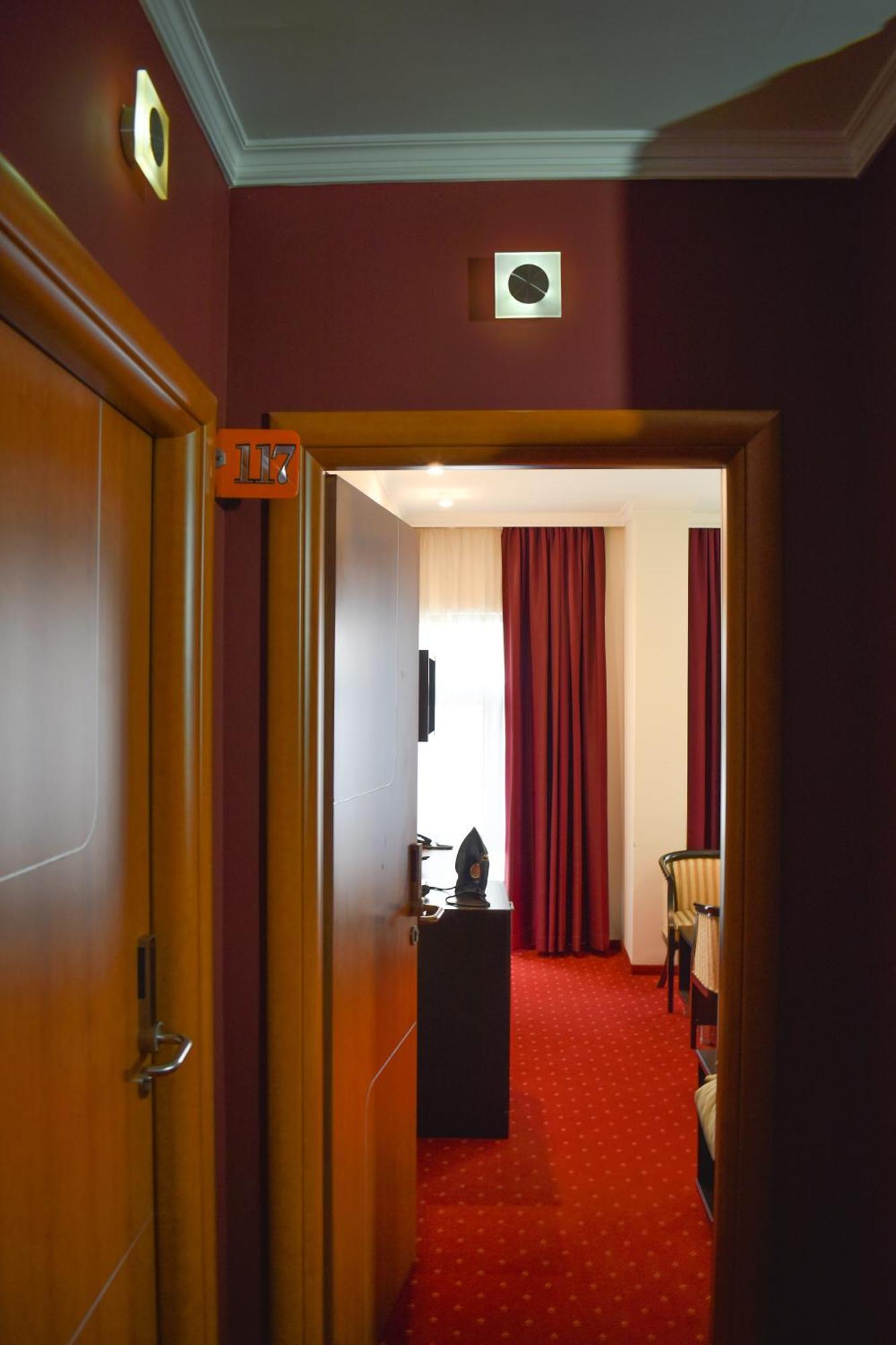 Hotel Hamburg Скопье Экстерьер фото